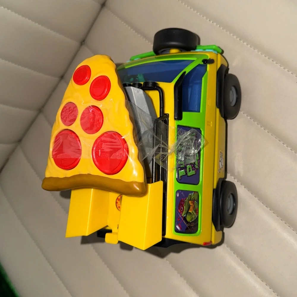Ninja Turtles Toy Van with Pizza Top (as is) needs batteries remote pizza